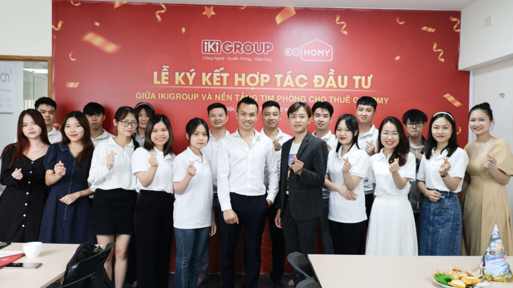 Đội ngũ nhân viên công ty Ikitech và đối tác Gohomy trong lễ ký kết hợp tác